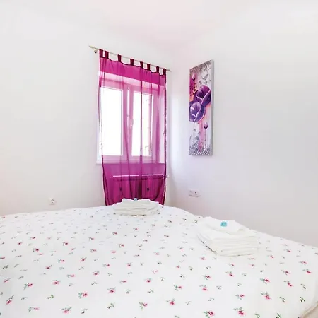 3 Bedroom Lovely In Bregi Holiday home *